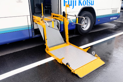 送迎用リフト付福祉車両（大型）リフト使用時。中扉部分に搭載。